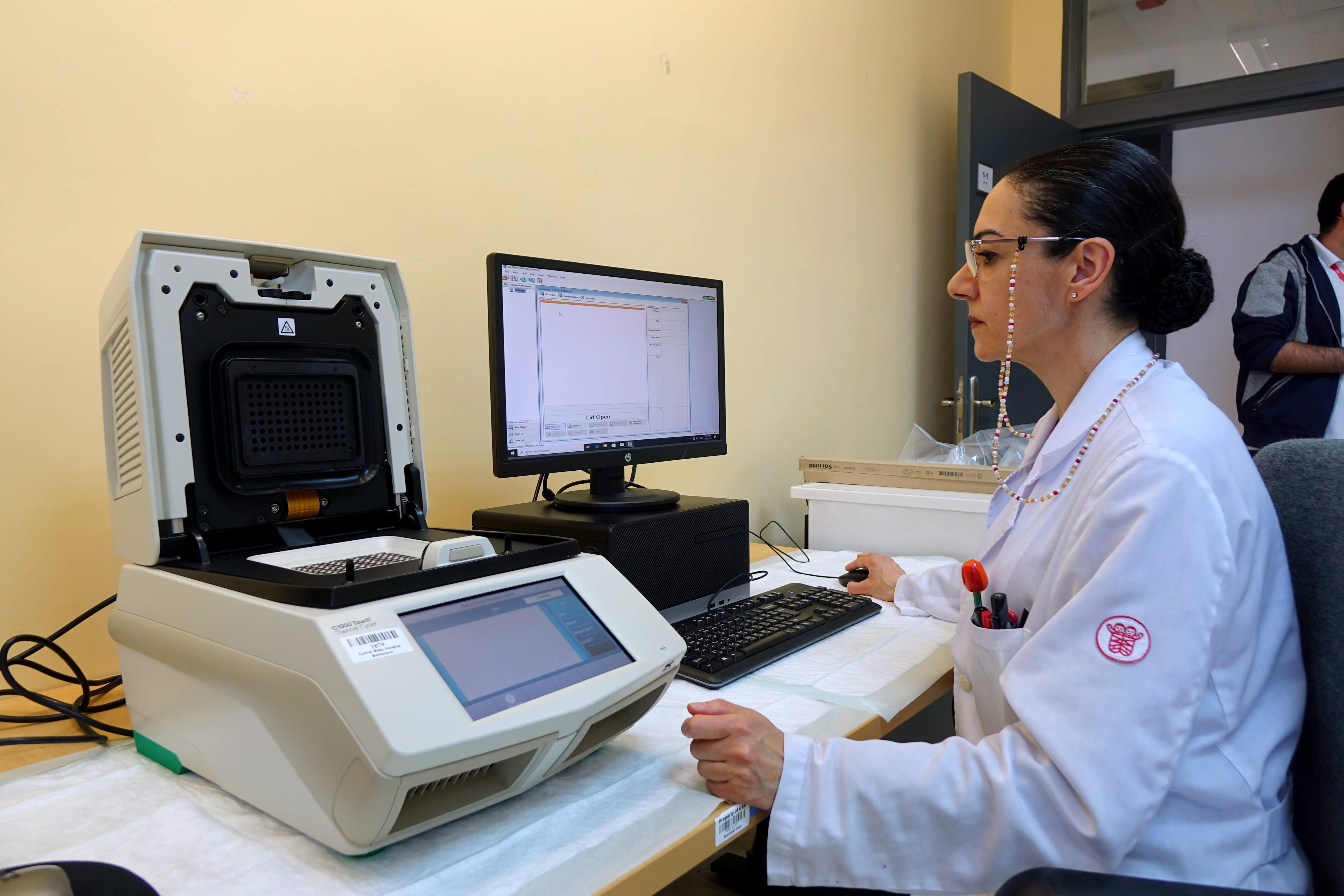 Labor des Caritas Baby Hospital unterstützt Behörde im Kampf gegen Corona